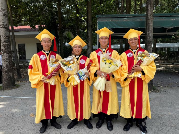 vnam graduat.jpg the 4 use